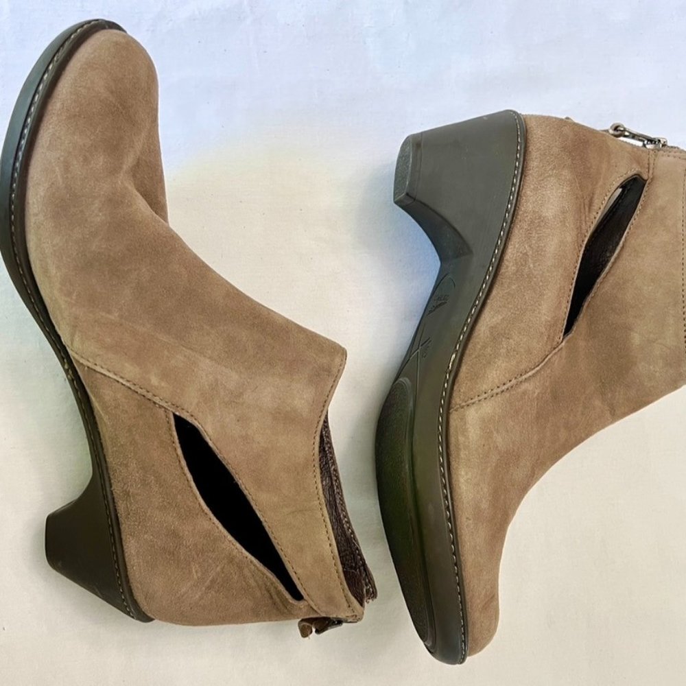 Dansko Tan Suede Leather Ankle Cut Out Taupe Size 8.5 Boots/Booties